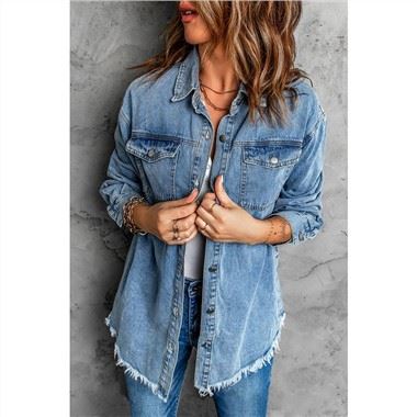 Chaqueta vaquera abotonada con bajo sin rematar y bolsillo